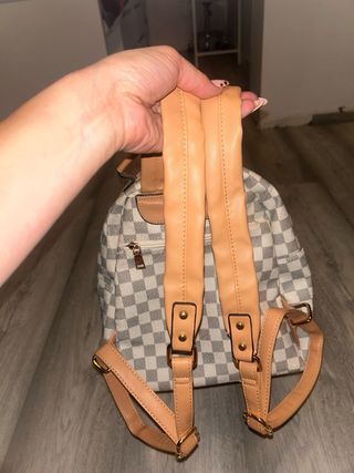 MOCHILA CUADRITOS