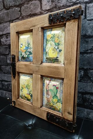 Contra ventana antigua decorada a mano