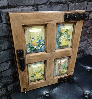 Contra ventana antigua decorada a mano