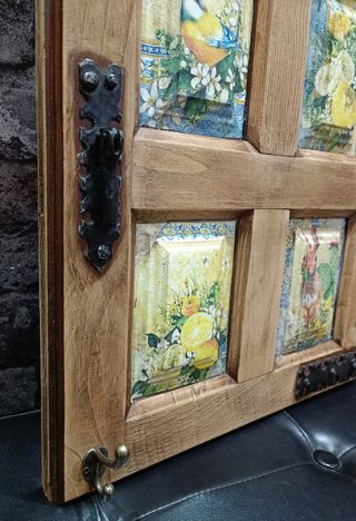 Contra ventana antigua decorada a mano