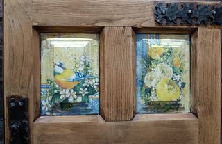 Contra ventana antigua decorada a mano