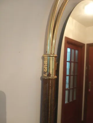Mueble de cristal con espejo