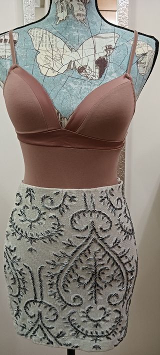 E151- Falda azul pastel con abalorios