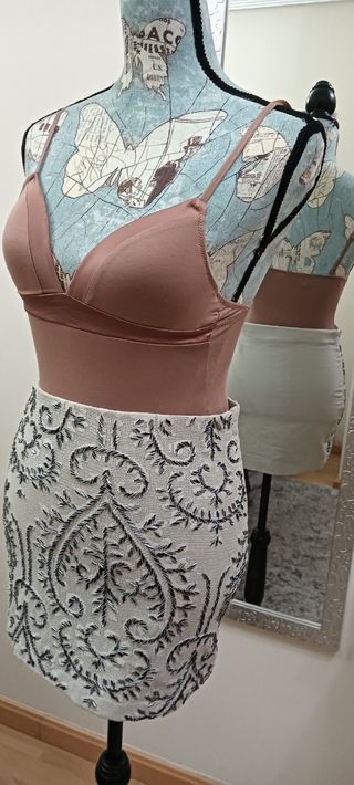 E151- Falda azul pastel con abalorios