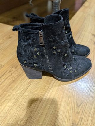 Botines negros flores con brillantes 