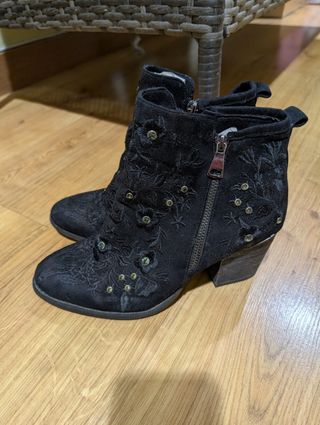 Botines negros flores con brillantes 
