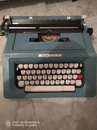 Maquina de escribir Olivetti. 