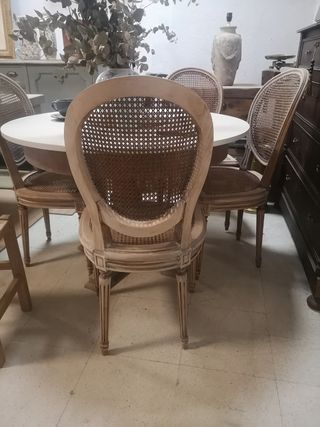 Sillas de madera con rejilla