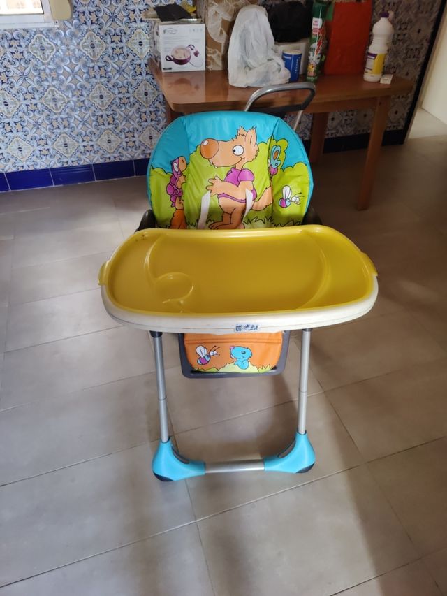 Trona marca Chicco regulable altura y reclamable.