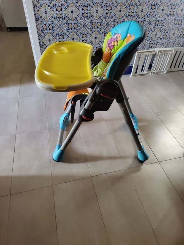Trona marca Chicco regulable altura y reclamable.