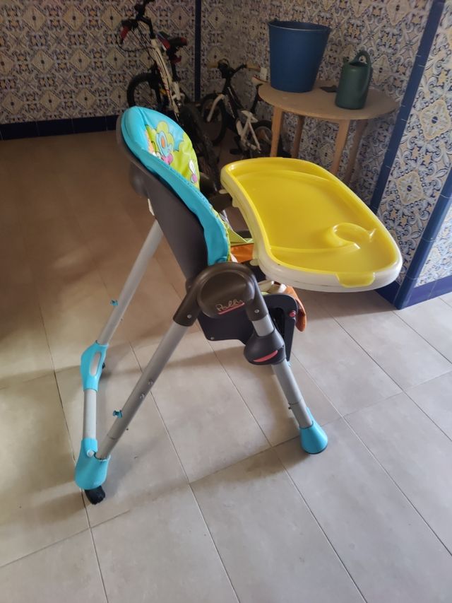 Trona marca Chicco regulable altura y reclamable.