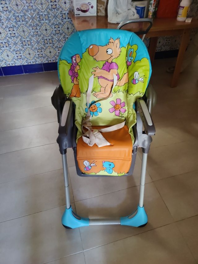 Trona marca Chicco regulable altura y reclamable.