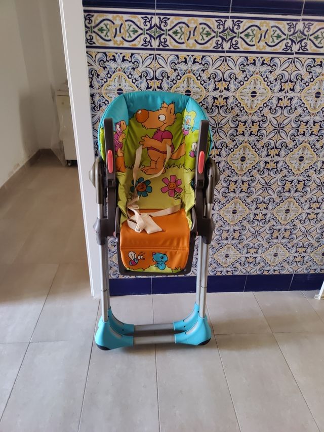 Trona marca Chicco regulable altura y reclamable.