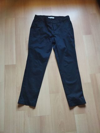 Pantalón negro.