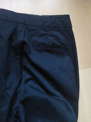 Pantalón negro.