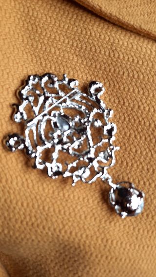 Broche plateado grande 