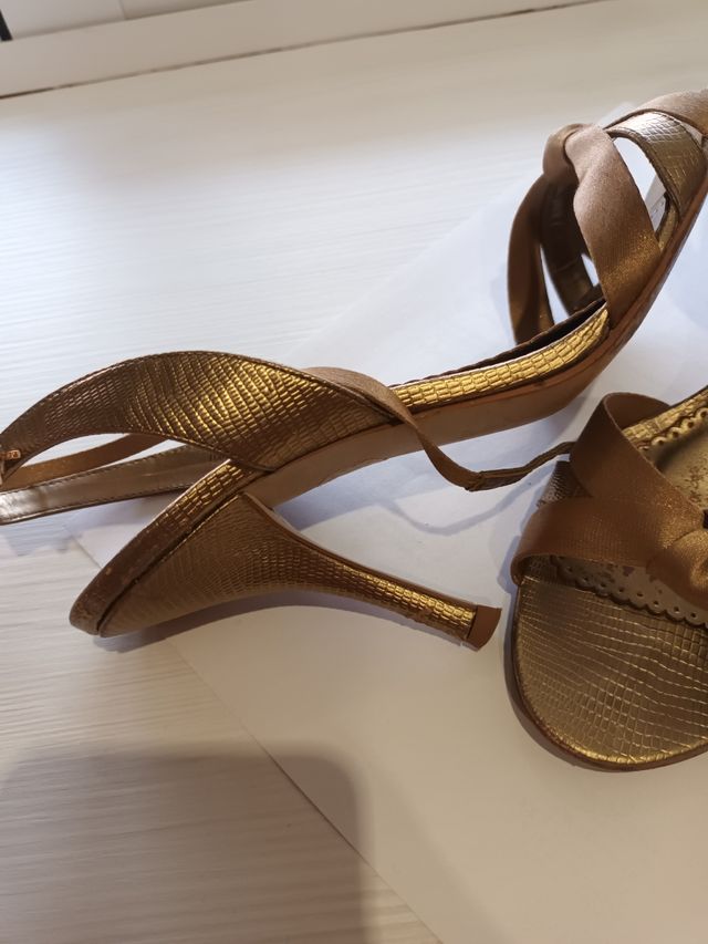 Sandalia color dorado viejo Zara Talla 38