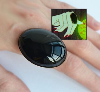 Anillo con piedra negra grande (Maléfica cosplay)