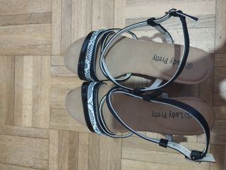 Sandalias plateadas y negras 41