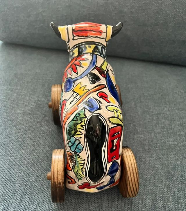 Toro di ceramica colorato