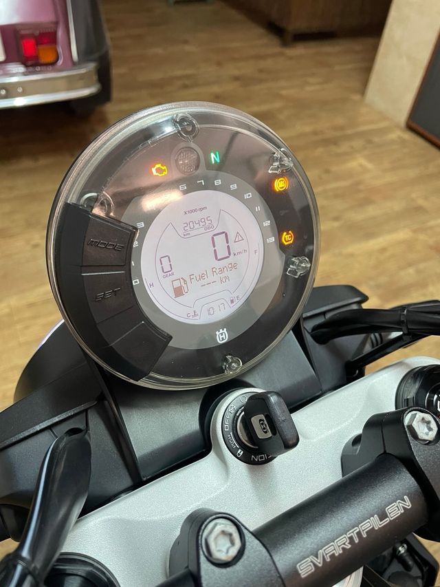 Husqvarna svartpilen 701 