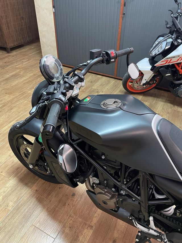 Husqvarna svartpilen 701 