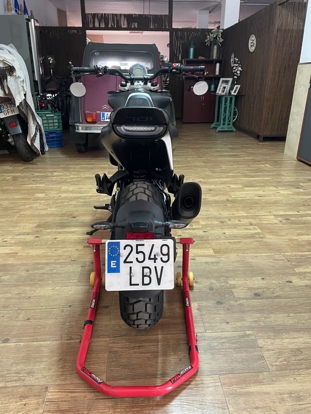 Husqvarna svartpilen 701 