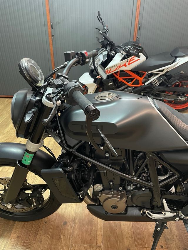 Husqvarna svartpilen 701 