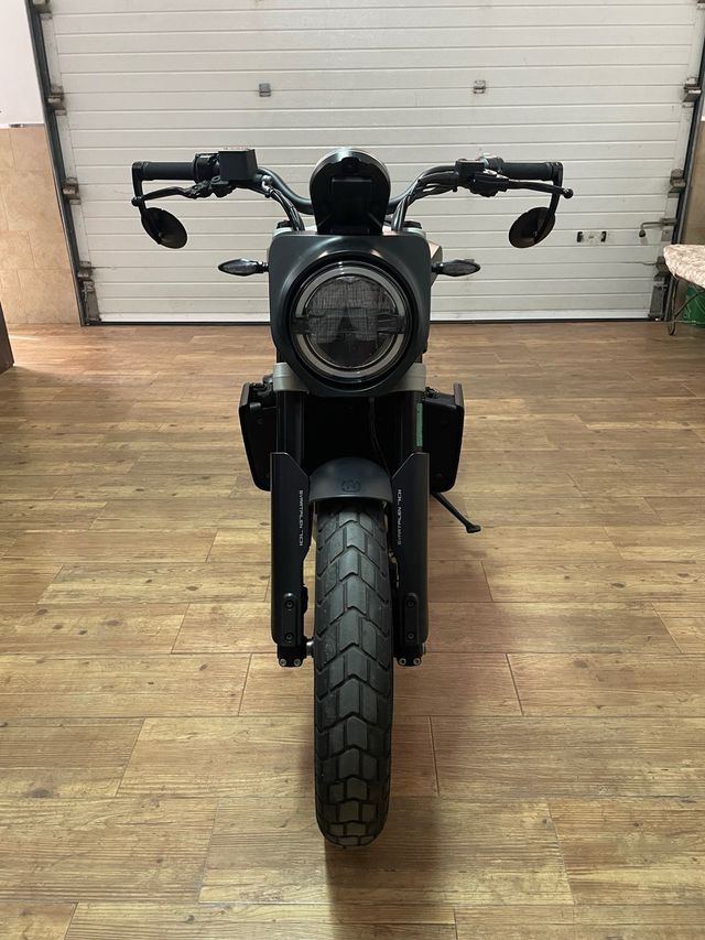 Husqvarna svartpilen 701 