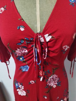 Vestido rojo con flores 