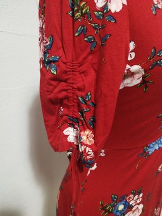 Vestido rojo con flores 