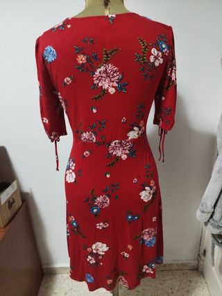Vestido rojo con flores 