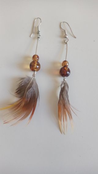 Pendientes largos abalorios y plumas