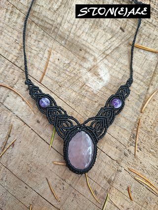 Girocollo in macrame con quarzo rosa