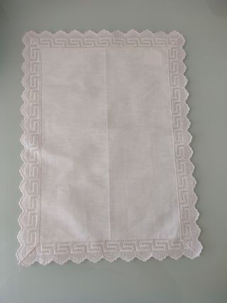 Mantelito de lino blanco con encaje