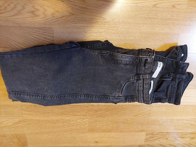 pantalones vaqueros color negro