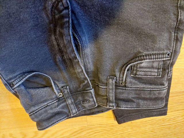 pantalones vaqueros color negro