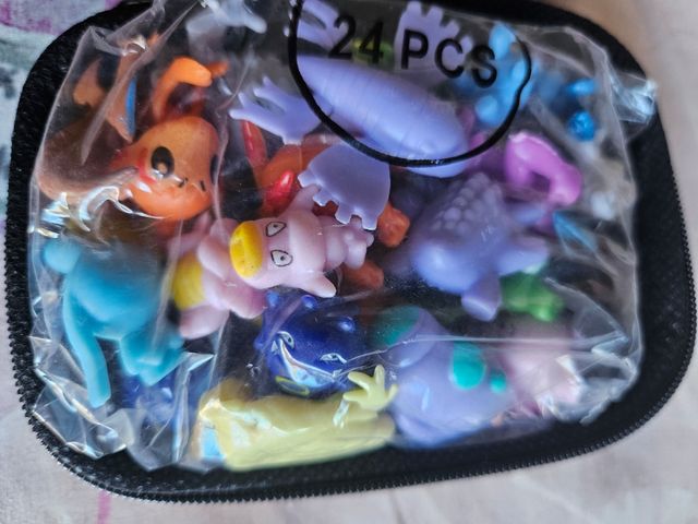 Estuche + 24 pokemon