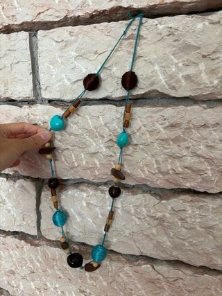Collana in legno e perle azzurre in legno e stoffa