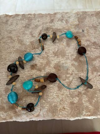 Collana in legno e perle azzurre in legno e stoffa