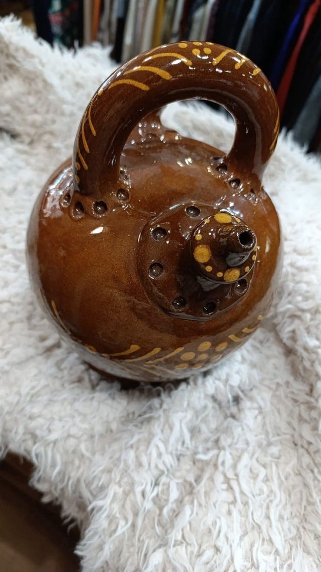 Botijo de barro artesanal