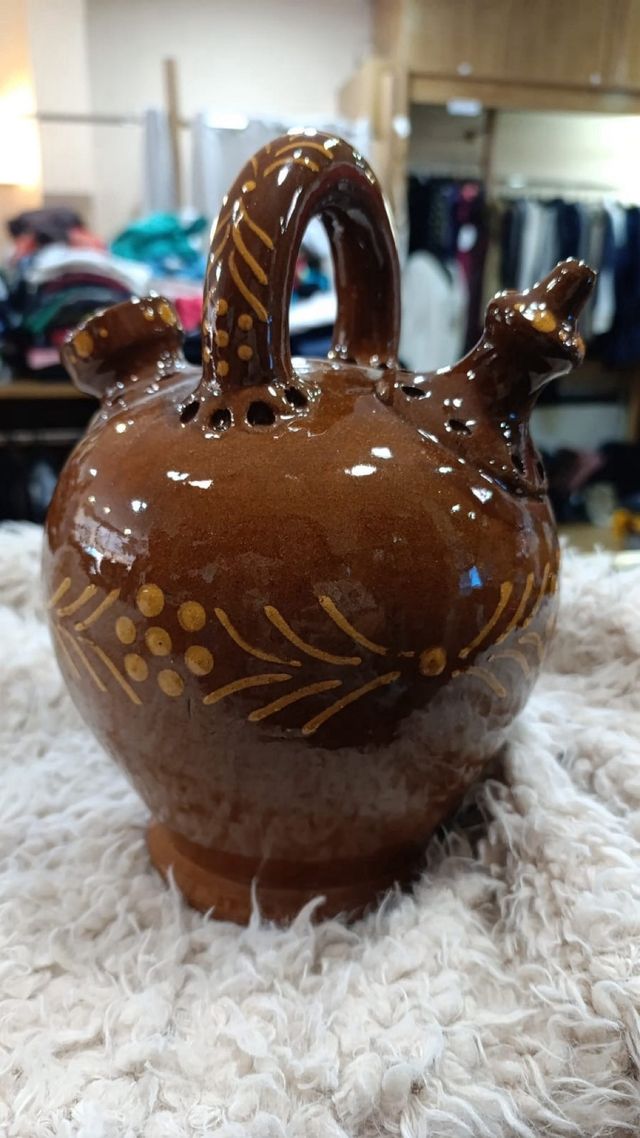 Botijo de barro artesanal