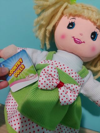 Bambola di pezza verde nuova