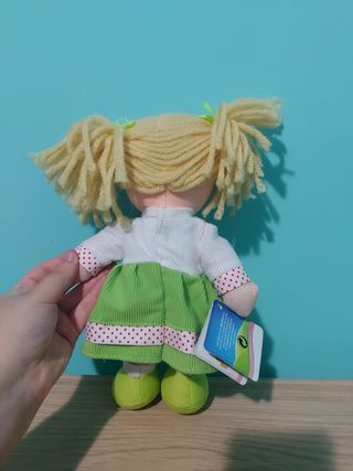 Bambola di pezza verde nuova