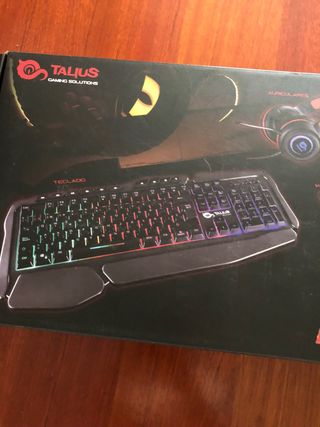 Teclado ordenador, cascos microfono, raton y a