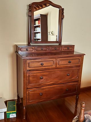 Cómoda de caoba con espejo.