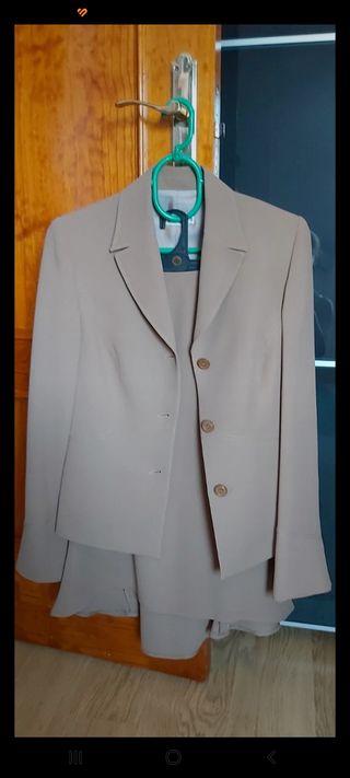 Traje de falda y chaqueta