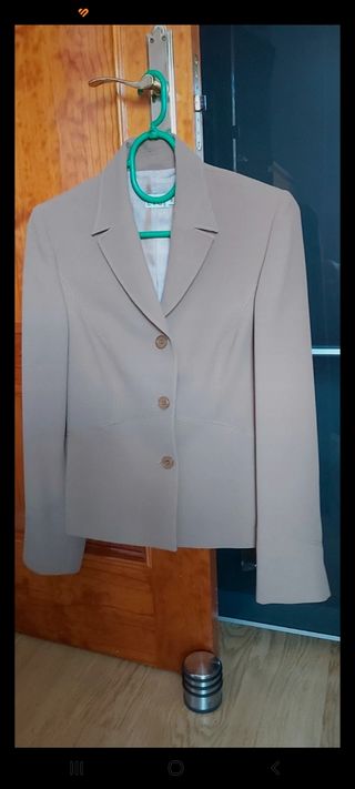 Traje de falda y chaqueta