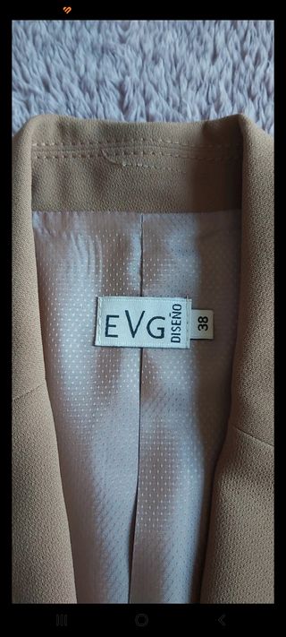 Traje de falda y chaqueta