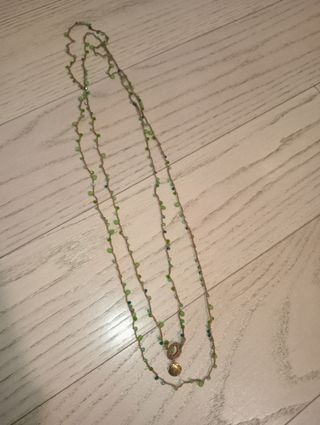 Collana con pietre verdi 